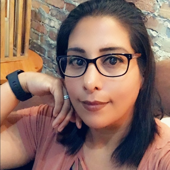 Meet your Posher, Gloria - Picture 2 of 2